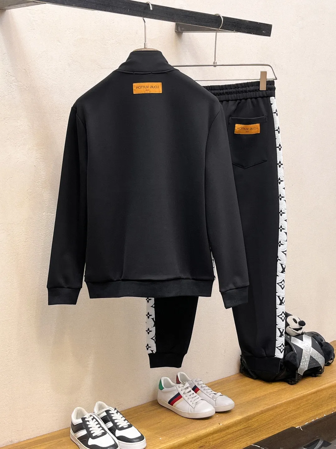 🅿️720 [LV Louis Vuitton] hot-selling suit is coming. Focus on the original version of the official website. 2025 new hot-selling cardigan and sweatshirt suit. The original order is the best. 🇭🇰The meticulous work of top designers. It has a fitting and perfect upper body effect. All-natural high-quality Tencel Roman cotton 100%, close-fitting comfort, noble and elegant! Original hardware embodies elegance and nobility! Counter size: M-3XL (maximum wear up to 190 pounds)